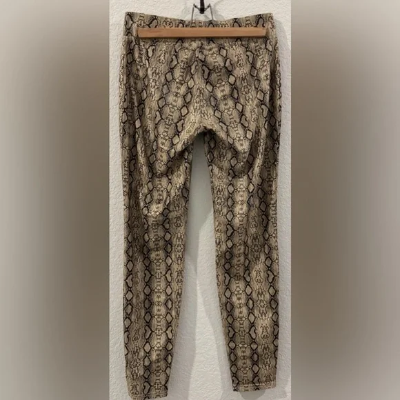 HUE Python Print Leggings - Medium - NWT - Picture 3 of 3